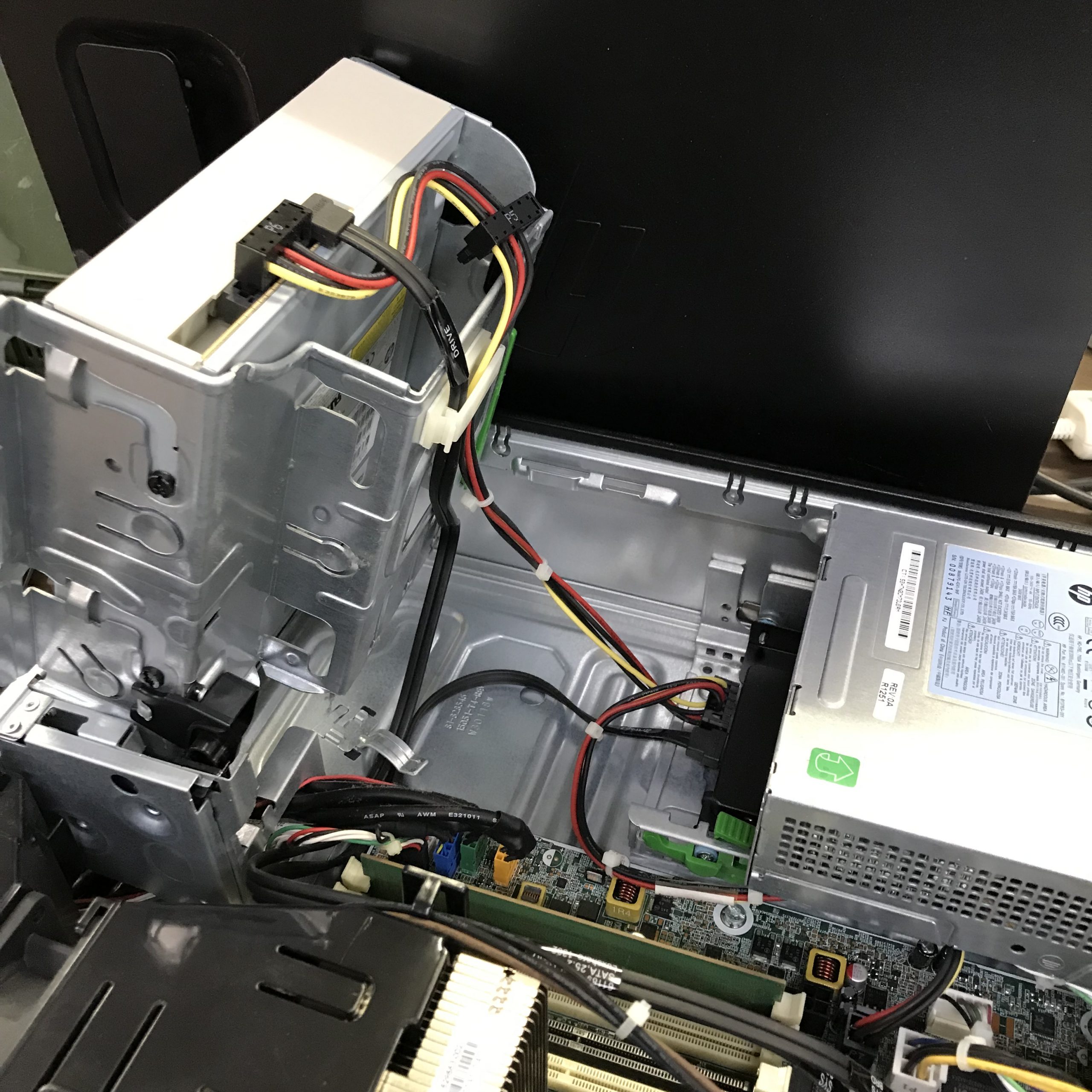 HP Compaq Elite 8300 デスクトップパソコンのメモリ増設・SSD換装の